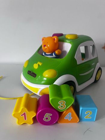 Voiture musicale lumineuse avec forme