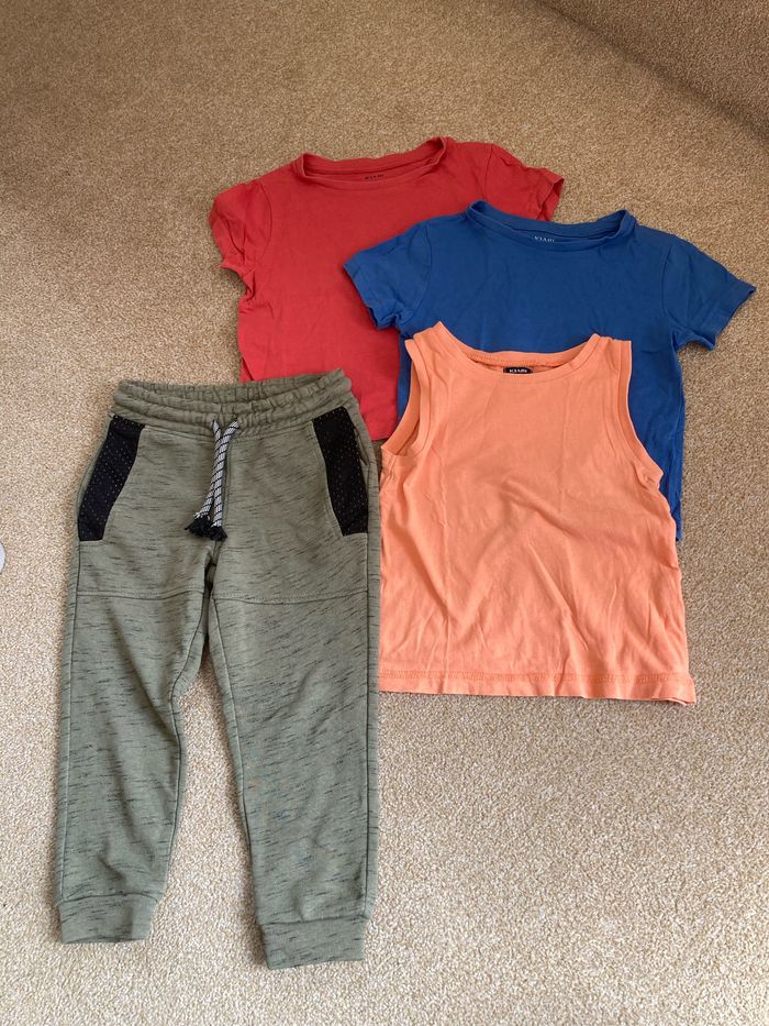 Lot pantalon jogging et 3 t-shirts 3 ans