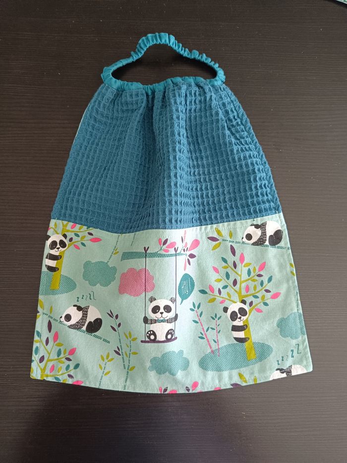 Serviette de table élastiquée, forme bavoir , fille , pour cantine école maternelle panda
