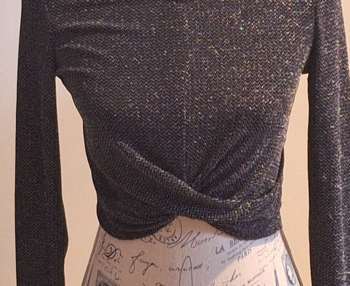 Top court noir et brillant idéal en soirée - photo numéro 3