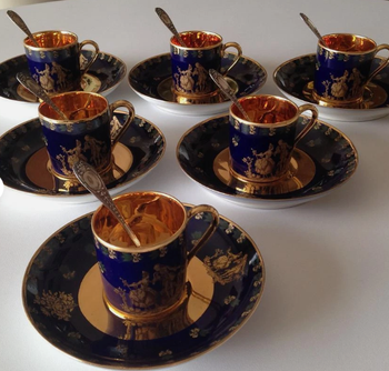 Un ensemble de 6 tasses et cuillères en porcelaine