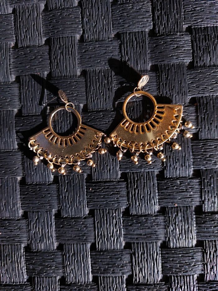 Boucles d'oreilles dorées, noires et grises