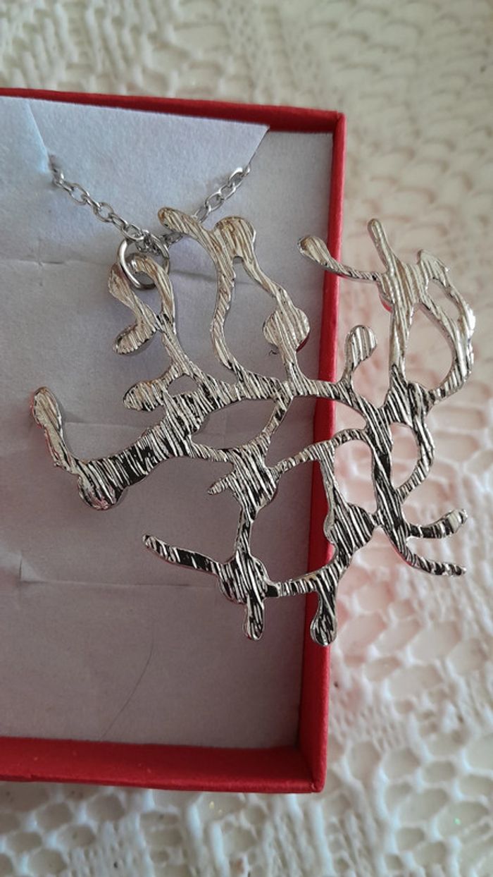 Collier "Arbre de vie" de Belle, du film Disney La Belle et la Bête - photo numéro 3
