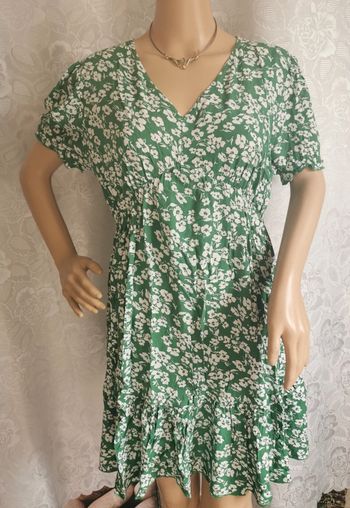 Robe. Vert. Blanc. Taille 40. M&V