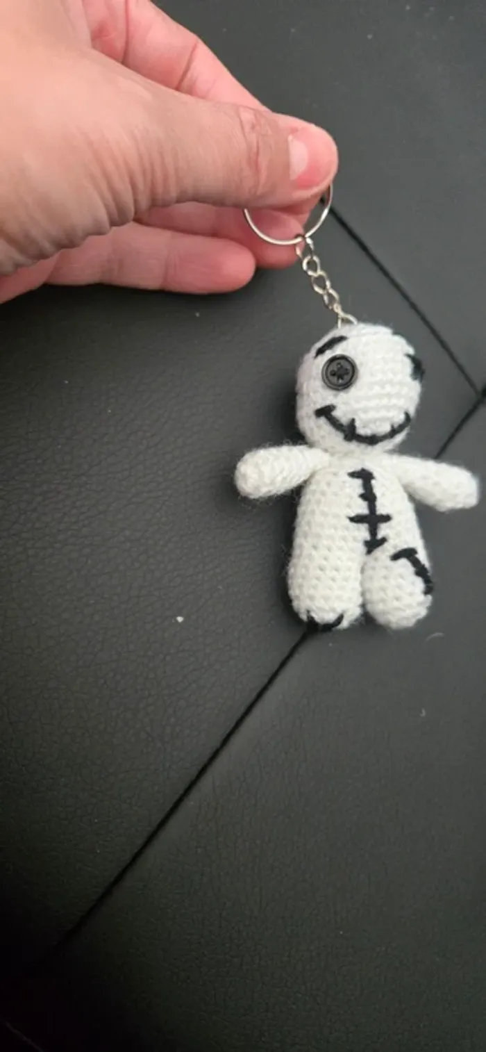 Porte clef amigurimi zombie noir et blanc neuf - photo numéro 8