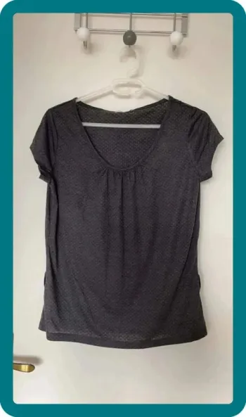 T-shirt noir à pois