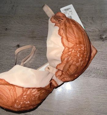 Soutien gorge chantelle neuf avec étiquette couleur midnight flowers 85g