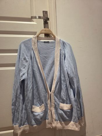 Cardigan bleu et blanc avec bouton doree
