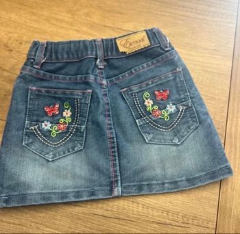 Jupe en jeans brodée fleurs 