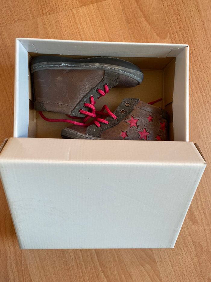 Jolie paire de chaussures/bottines en cuir T. 22 fille neuve avec boîte - photo numéro 2