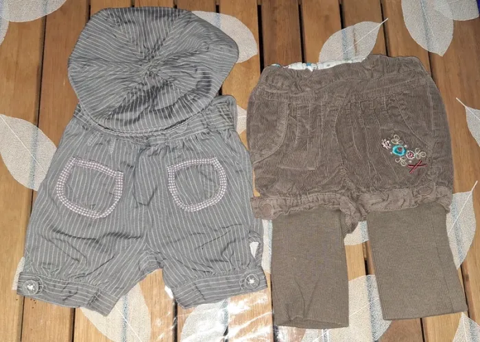Lot de 1 salopette avec béret et un pantalon taille 1 mois en très bon état