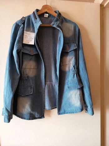 Veste femme jeans délavé . Très belle coupe. Taille marqué xl je dirais 40/42.