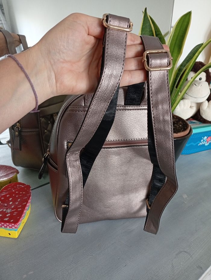 Sac à dos avec rivets. Carla Faustine - photo numéro 2