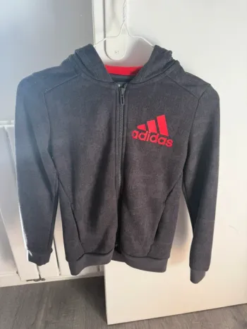 Gilet à capuche gris et rouge Adidas garçon 9/10 ans