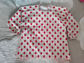🍓 Tablier à manches longues – rose aux fraises, prêt pour une nouvelle aventure ! 🌸