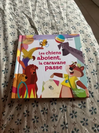 Les chiens aboient la caravane passe