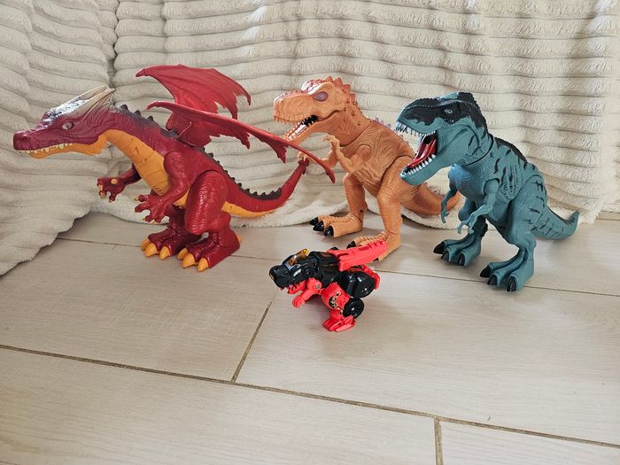 Lot figurines dinosaures et dragon