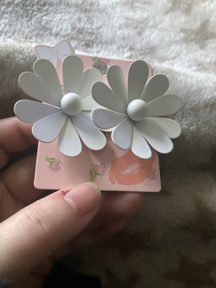 Boucles d’oreilles NEUVES pour femme en forme de fleurs couleur blanc - photo numéro 5