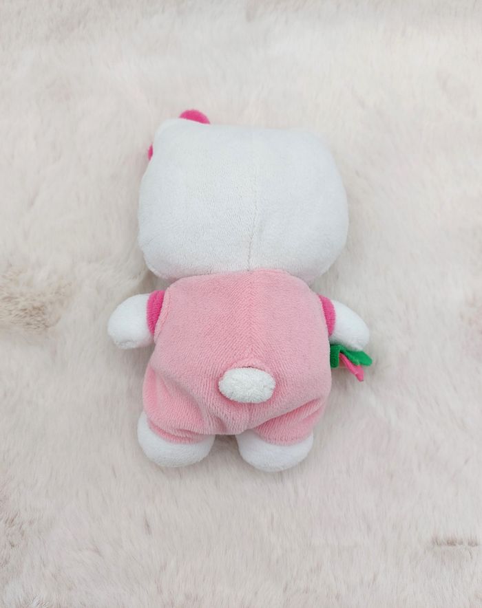Petite peluche doudou Hello Kitty Sanrio Jemini salopette rose fleurs jaune rose - photo numéro 2