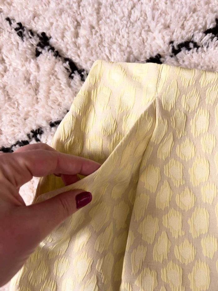 Très jolie jupe jaune Etam taille 40 Tissus à reliefs façon léopard - photo numéro 6