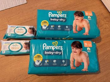 Lot de 2 paquets de couches Pampers Baby Dry Taille 3 (100 couches au total) plus 2 paquets de lingettes 