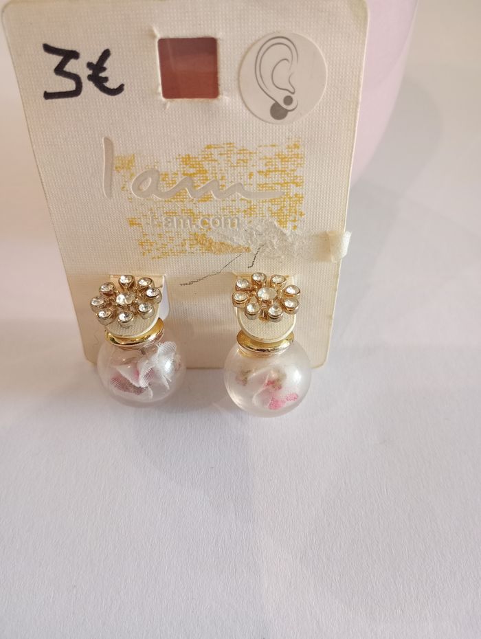 Boucles d'oreille fleurs blanches