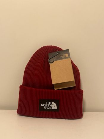 Bonnet rouge Bordeaux THE NORTH FACE – Taille unique – 100% acrylique – Style affirmé – Parfait hiver urbain