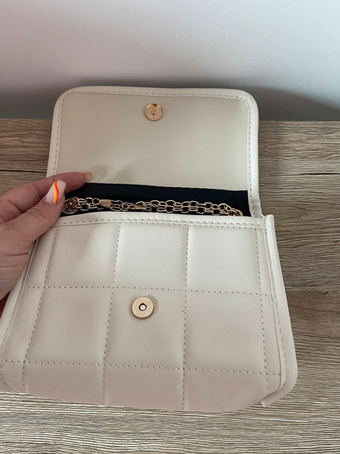 Petit sac beige avec chaîne - photo numéro 5