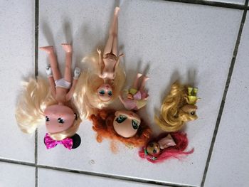 Lot de petites poupées