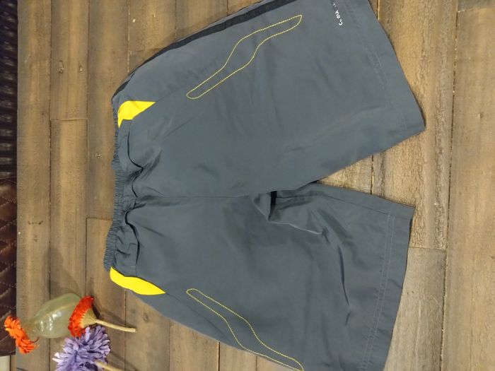 Bermuda de sport Adidas gris garçon 12 ans – Très bon état - photo numéro 3