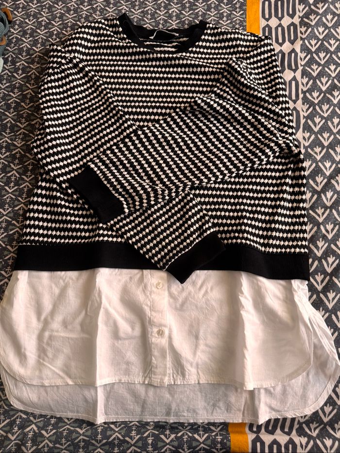 Pull avec un chemisier attaché au pull