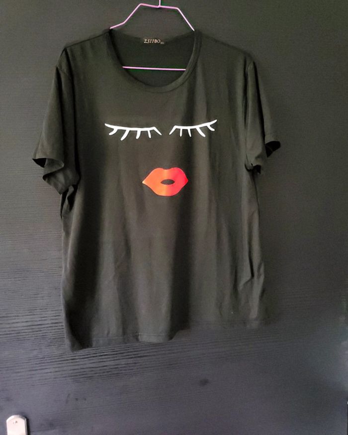 T-shirt girly cils et lèvres rouge matière très élastique convient du m au xl - photo numéro 3