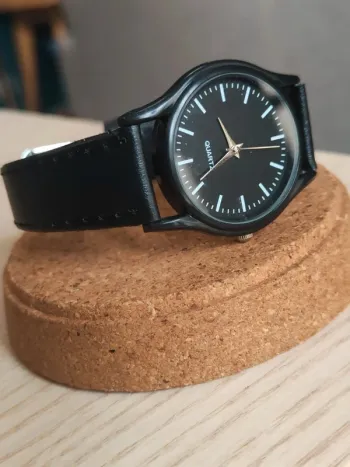 Montre noire intégrale, discrète cuir men