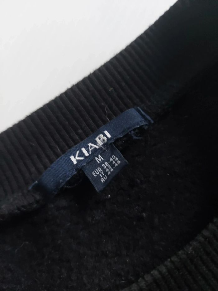 Sweat noir avec fourrure en V sur le devant peu porté taille M - photo numéro 4