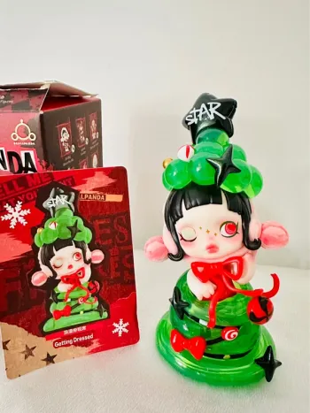 Figurine collector Popmart– Skullpanda “Getting Dressed” (Tell Me What You Want Series)