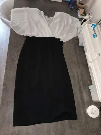 Robe noire et blanche