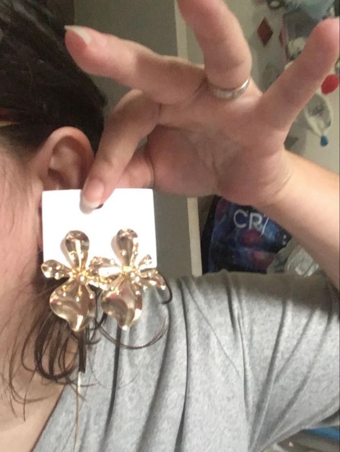 Boucles d’oreilles NEUVES avec étiquette forme de fleurs couleur doré - photo numéro 2