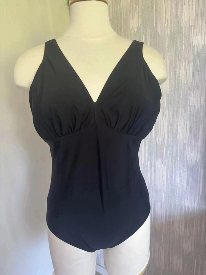 Maillot de bain 1 pièce taille 54 avec brassière neuf •