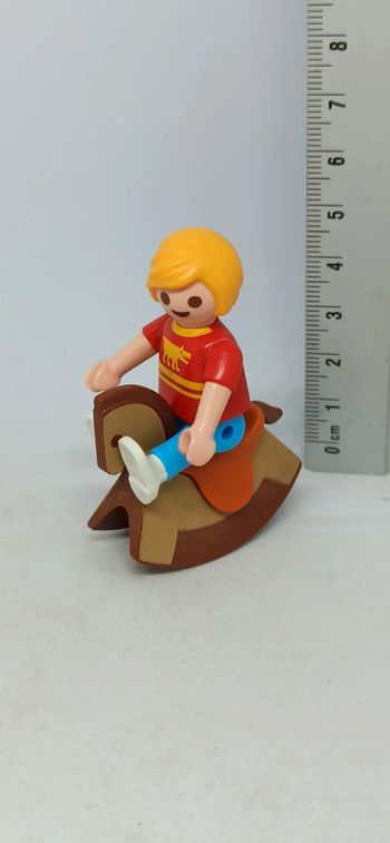 Enfant garçon sur cheval à bascule playmobil