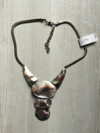 136-Collier argenté reflets rosés