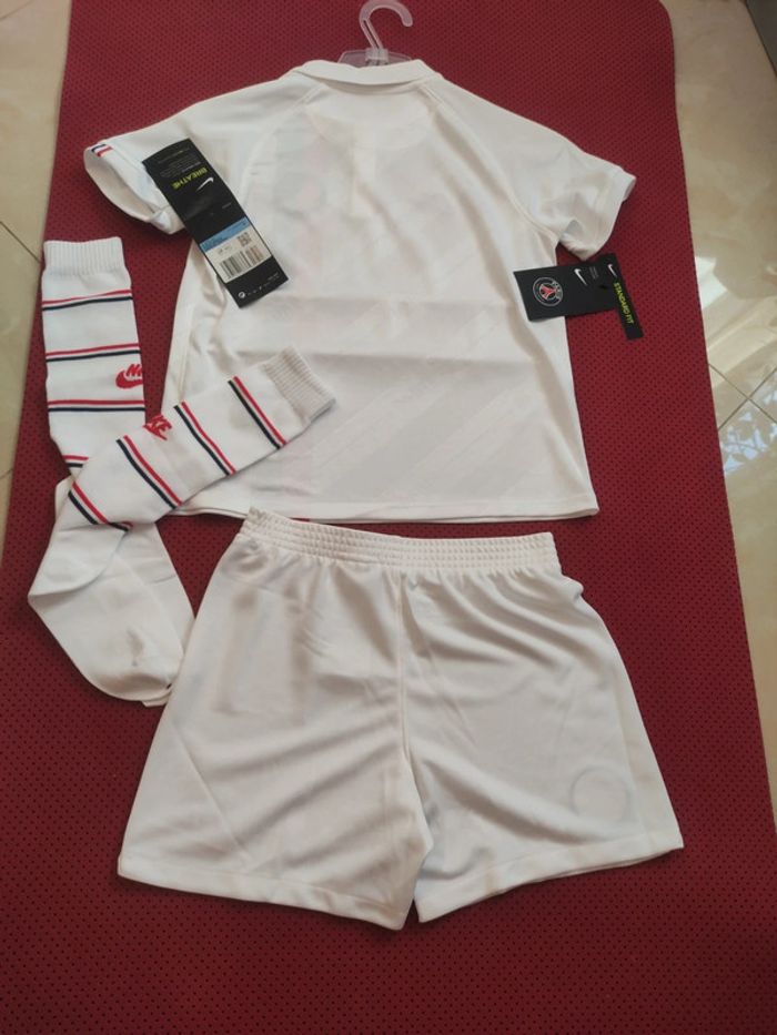 Tenue de foot PSG, Nike Authentique Officiel taille enfant 5/6 ans, Neuf - photo numéro 9