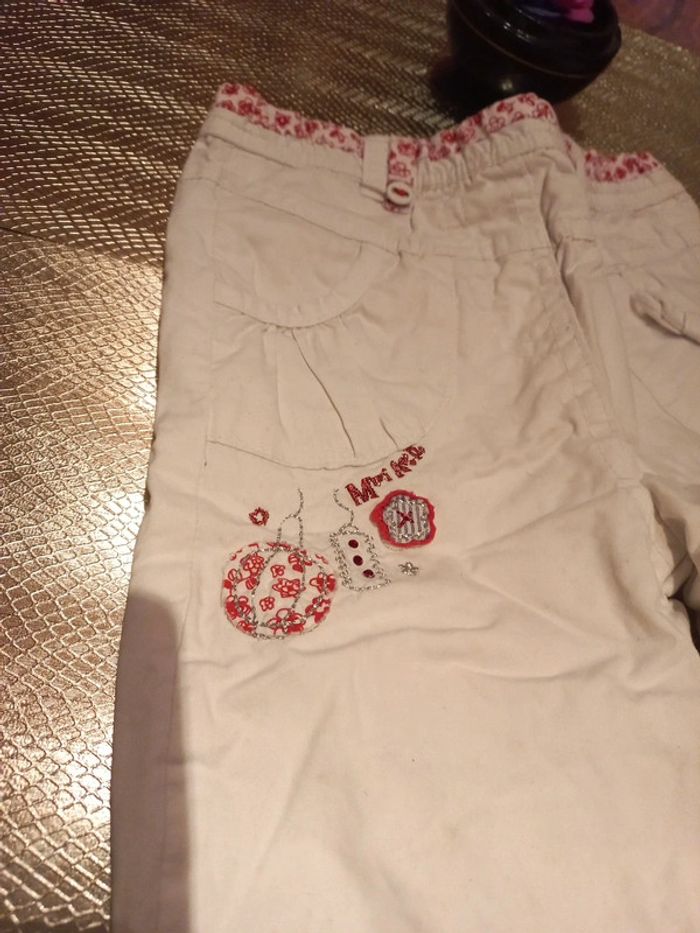 Très beau pantalon blanc avec ornements fushia - photo numéro 3