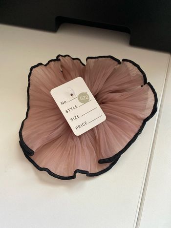 Grand chouchou en voile rose bordé noir