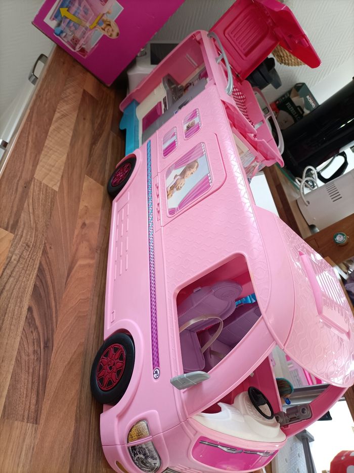 Magnifique Camping car rose Barbie Dream Camper +1 jolie Barbie+ nombreux accessoires - photo numéro 4