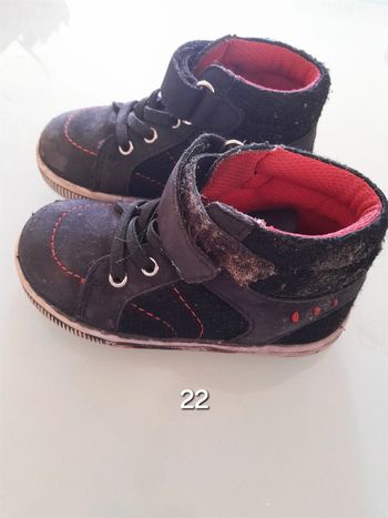 Basket noire et rouge 22