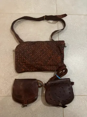 Lot de 1 sac à bandoulière en cuir 34x20cm  + 2 pochettes en cuir 17x15cm, bon état