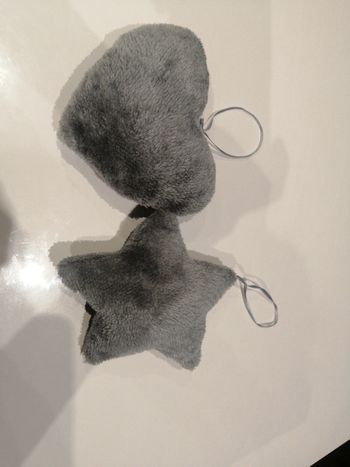2 peluches étoiles et cœur à accrocher