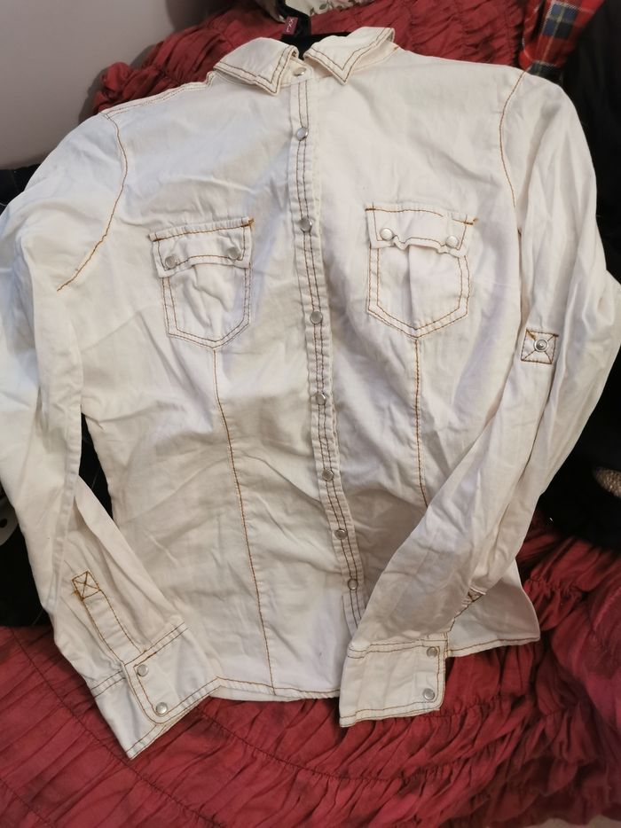 Chemise crème, couture marron, à pressions 2 poches