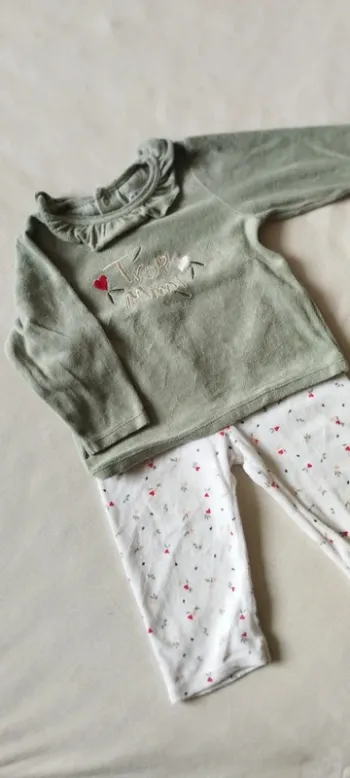 Pyjama vert et fleurs 18 MOIS