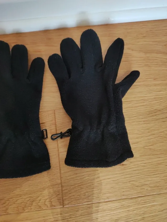 Gants noirs enfant - 2 à 4 ans - très bon état - photo numéro 3